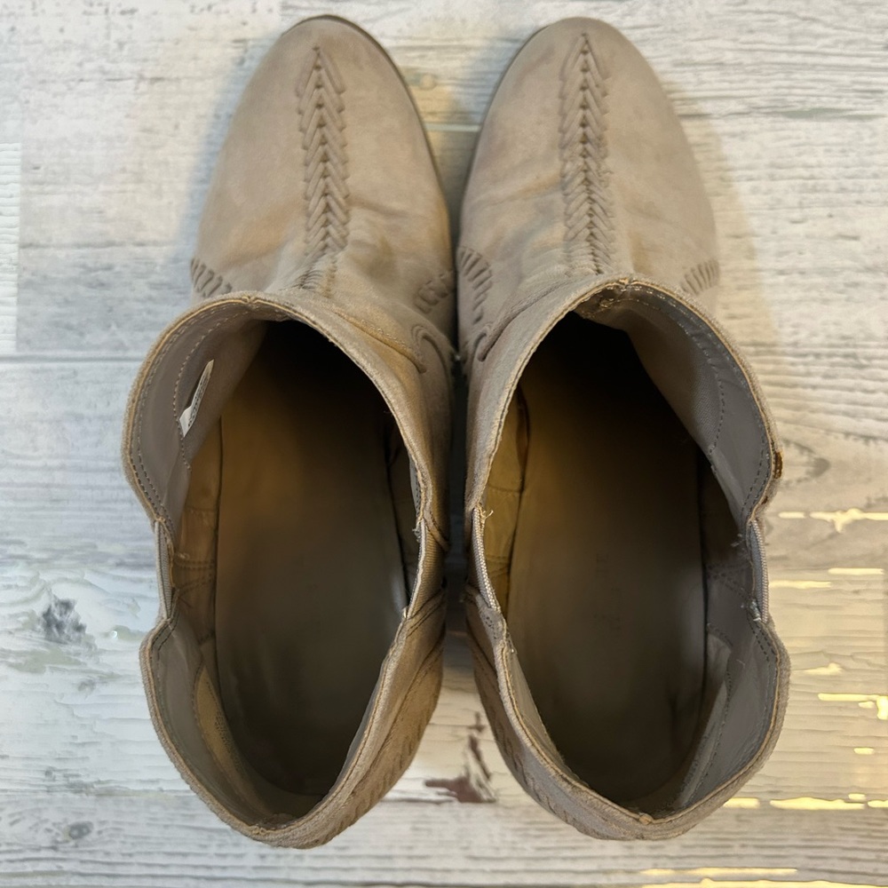 😎 3/$10 AE heeled booties - Picture 2 of 13